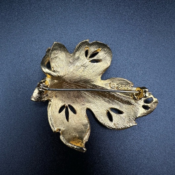 Vintage signed BSK gold tone hollow-carved design pin brooch - Picture 4 of 5